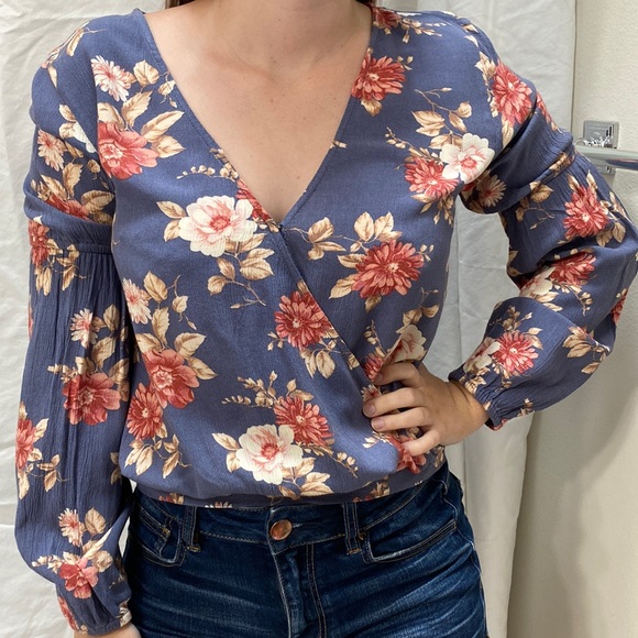 American Eagle Outfitters Tops - Women’s American Eagle Outfitters floral long-sleeve blouse. Size small.